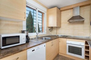 Frigorífico, microondas, horno y placa de cocina