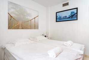 1 slaapkamer, een strijkplank/strijkijzer, gratis wifi, beddengoed