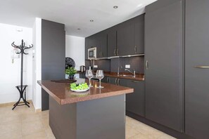 Kjøleskap, mikrobølgeovn, ovn og kokeplater