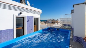 A rooftop swimming pool with a clear view of the sea and buildings in the background. - Pool Penthouse in La Cala by Costarentals - Ref 19 (Las Lagunas de Mijas)