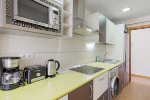 Réfrigérateur, micro-ondes, plaque de cuisson, cafetière/bouilloire