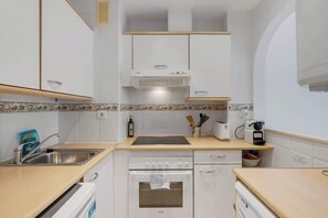 Frigorifero, forno, piano cottura, macchina per tè/caffè