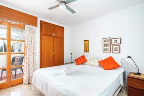 2 quartos, ferros/tábuas de passar roupa, berço de viagem