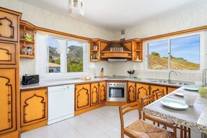 Ofen, Kochgeschirr/Geschirr/Besteck