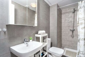 Shower, hair dryer, towels - Beachclose Penthouse by Costarentals - Ref 15 (Fuengirola)