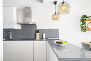 Kühlschrank, Mikrowelle, Ofen, Herdplatte