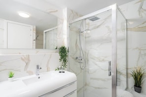 Bathtub, hair dryer, shampoo - Monte Paraiso apartment by Costarentals - Ref 105 (Fuengirola)