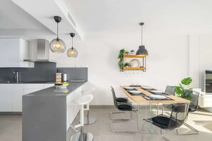 Kjøleskap, mikrobølgeovn, ovn og kokeplater