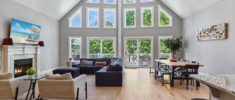 Smart-TV, Kamin, Bücher