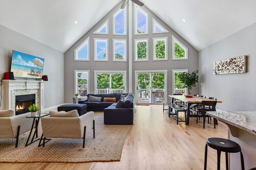 Deep Water, Heated Pool, Firepits, Deep Water, Kayaks, Pool Table, Sundeck