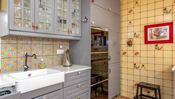 Een koelkast, een magnetron, een oven, een kookplaat