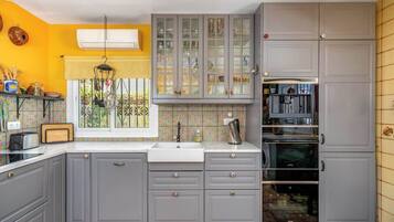 Een koelkast, een oven, een koffiezetapparaat/waterkoker