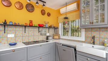 Een koelkast, een magnetron, een oven, een kookplaat