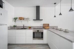 Kühlschrank, Mikrowelle, Ofen, Herdplatte