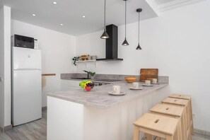 Kjøleskap, mikrobølgeovn, ovn og kokeplater