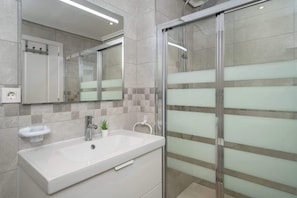 Shower, hair dryer, towels, shampoo - Stunning 3br flat by Costarentals - Ref 150 (Benalmádena)