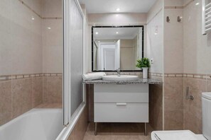 Badewanne, kostenlose Toilettenartikel, Haartrockner