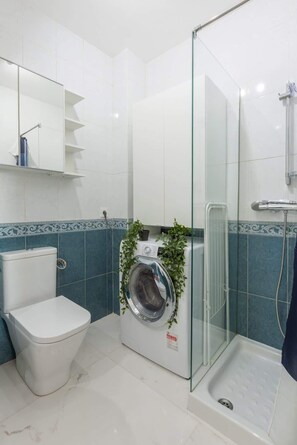 Shower, towels - Modern sea view rooftop by Costarentals - Ref 116 (Fuengirola)