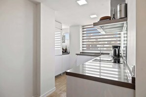 Kjøleskap, mikrobølgeovn, ovn og oppvaskmaskin