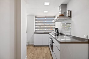 Kjøleskap, mikrobølgeovn, ovn og kokeplater