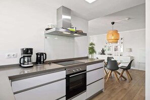 Kjøleskap, mikrobølgeovn, ovn og oppvaskmaskin