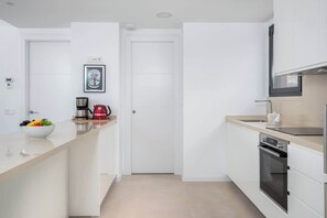 Réfrigérateur, four à micro-ondes, un four, surface de cuisson