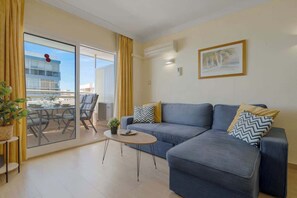 TV, offices - Stella Maris Beachfront Apartment with Stunning Mediterranean Views (Fuengirola)