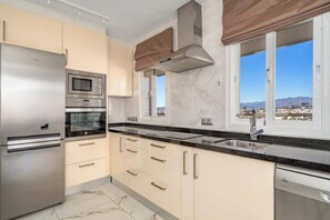 Geladeira, micro-ondas, fogão, cooktop