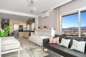 1 quarto, ferros/tábuas de passar roupa, berço de viagem