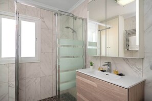 Douche, séchoir à cheveux, serviettes fournies