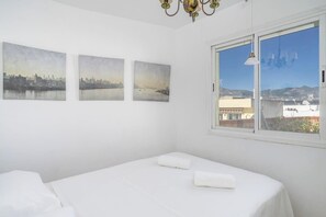 2 makuuhuonetta, silitysrauta/-lauta, vauvan matkasänky, ilmainen Wi-Fi