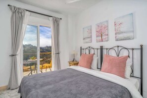 3 habitaciones, tabla de planchar con plancha y cuna de viaje 