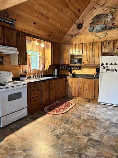 Knotty pine log cabin - boating, fishing, ATV trails and hiking!