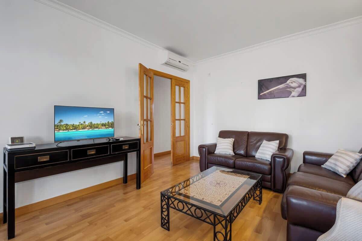 Una Smart TV, una oficina