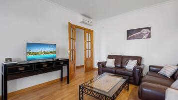 Una Smart TV, una oficina