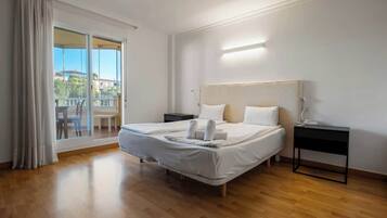 3 dormitorios, tabla de planchar con plancha, cuna de viaje