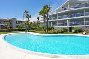 Piscine extérieure, chaises longues