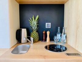 Lemari es, microwave, kompor, dan mesin pencuci piring