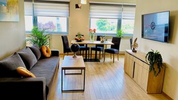 Appartamento | Una scrivania, postazione laptop, tende oscuranti, insonorizzazione