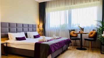 Escritorio, espacio para trabajar con un portátil, cortinas opacas