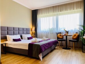 Schreibtisch, laptopgeeigneter Arbeitsplatz, Verdunkelungsvorhänge