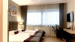Kamar Triple Klasik | Meja kerja, ruang kerja ramah laptop, dan tirai kedap cahaya