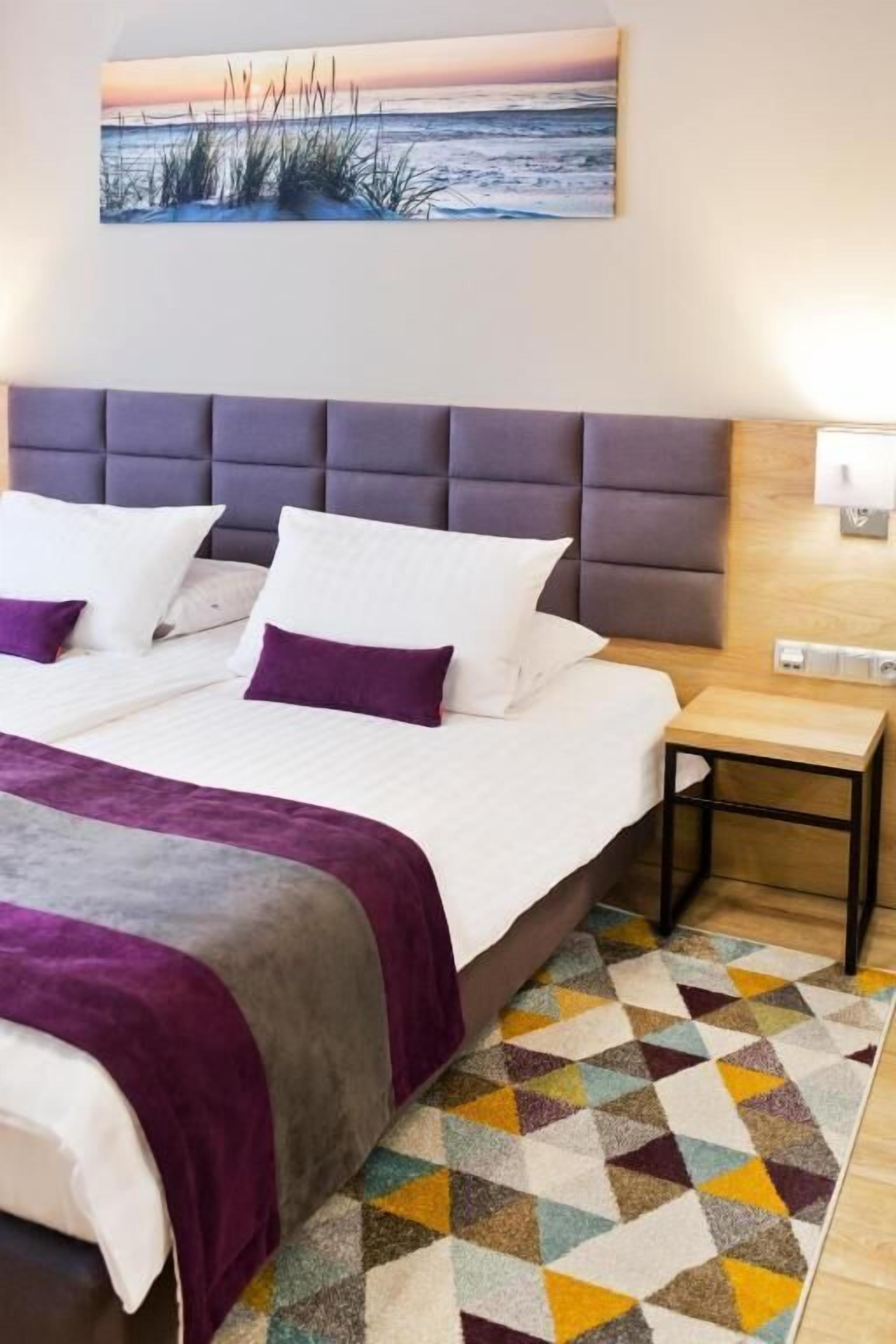 Bureau, espace de travail pour ordinateur portable, rideaux occultants