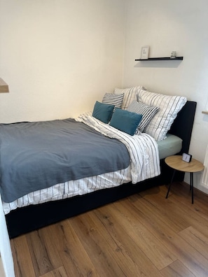 1 chambre, bureau, fer et planche à repasser, Wi-Fi