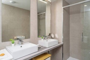 Baignoire, sèche-cheveux, serviettes fournies