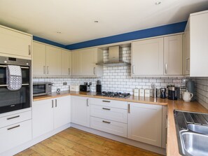 Refrigerador, lavavajillas, tetera eléctrica y tostadora 