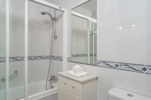 Bathtub, hair dryer, towels