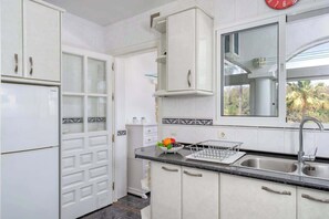 Kjøleskap, mikrob ølgeovn, ovn og kaffetrakter/tekoker