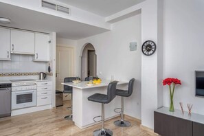 Frigorifero, microonde, forno, piano cottura