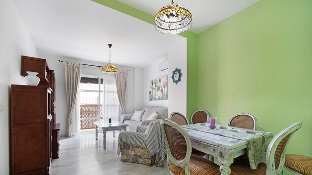 A dining area with a table, chairs, and a chandelier. - Apartment 'Casa Milagros' close to the Sea with Balcony (Sanlúcar de Barrameda)
